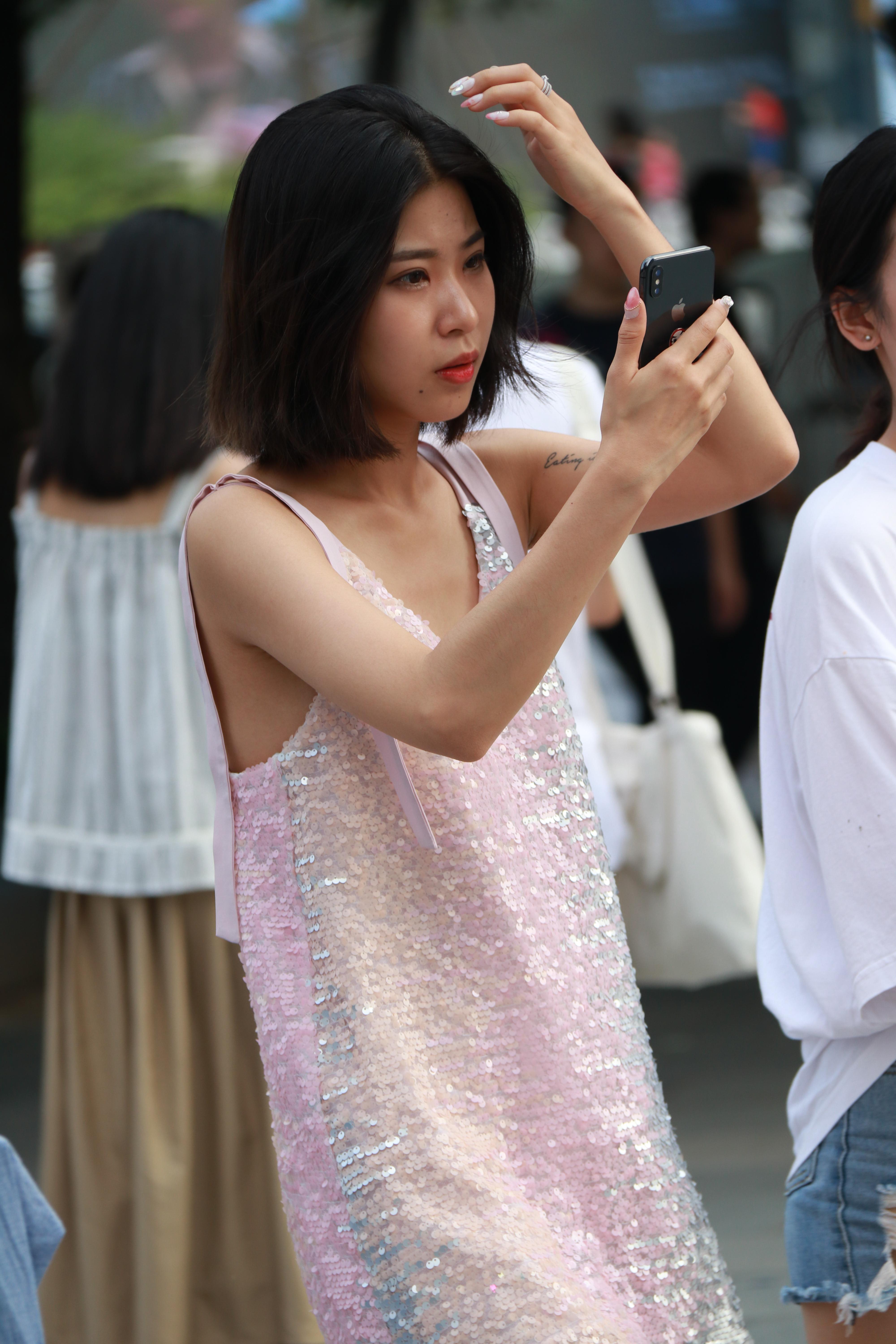 街拍北京，無懼烈日的時(shí)尚姑娘們，這得涂多少防曬霜？